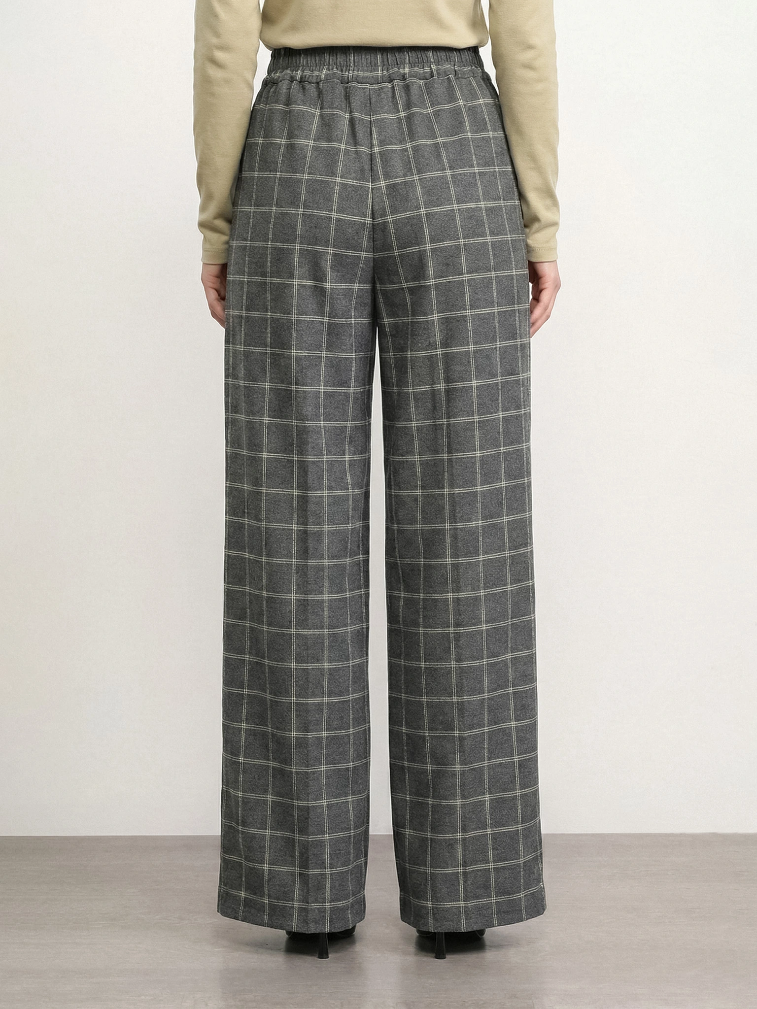 Брюки серого цвета в клетку 